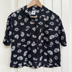 Vans Valet Cropped Black and White Floral Short Sleeve Shirt. M